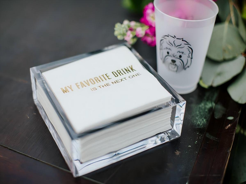 칵테일 냅킨은 크기와 기능 측면에서 다른 유형의 냅킨과 어떻게 다릅니까?